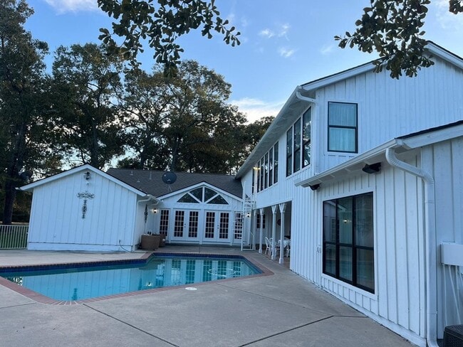 Building Photo - 8402 Matthews Ln