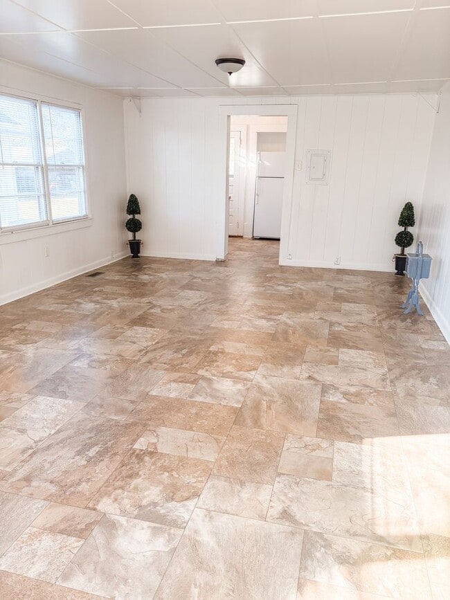 Building Photo - 117 E Main St