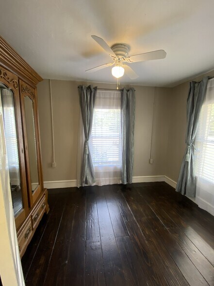 Building Photo - 1204 Elm St