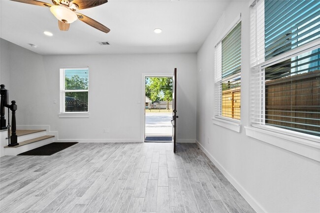 Building Photo - 913 Turner Dr