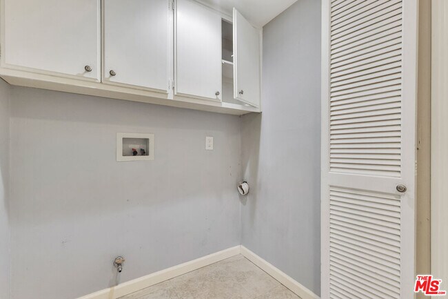 Building Photo - 11040 Salt Lake Ave