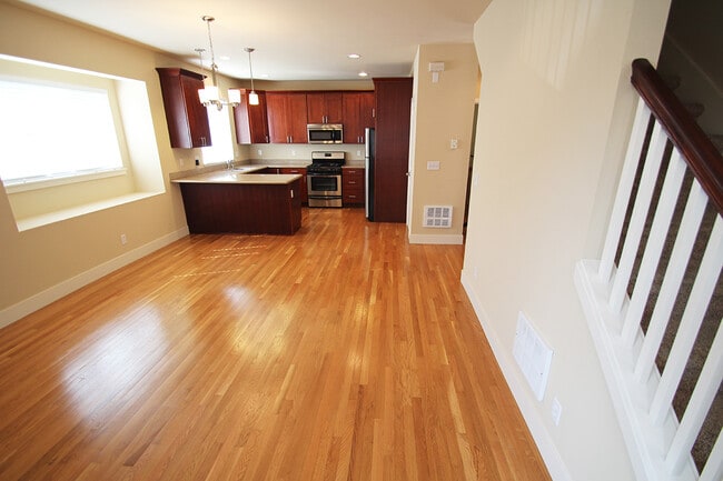 Building Photo - LUXURY 3 BED, 3 BATH SEATTLE TOWNHOME FOR RENT; AVAILABLE NOW!