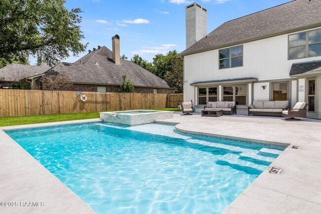 Building Photo - 206 Country Club Dr