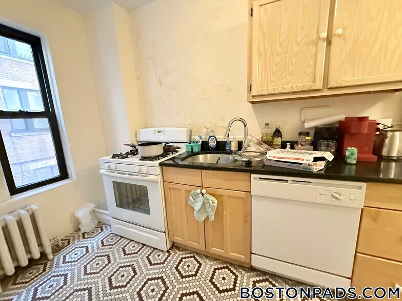 Building Photo - 452 Park Dr