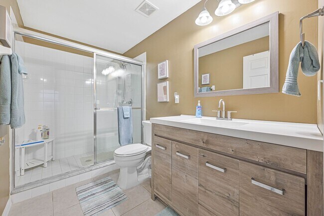 Building Photo - **Annual Lease -  Naples 2/2Furnished Cond...