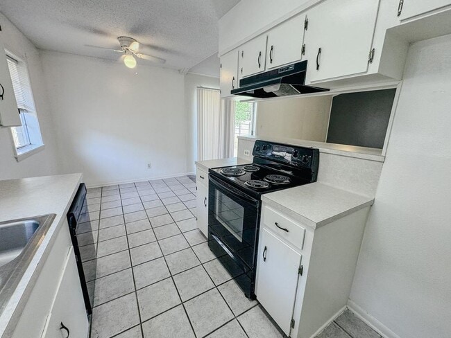 Building Photo - 702 Monterrey Dr