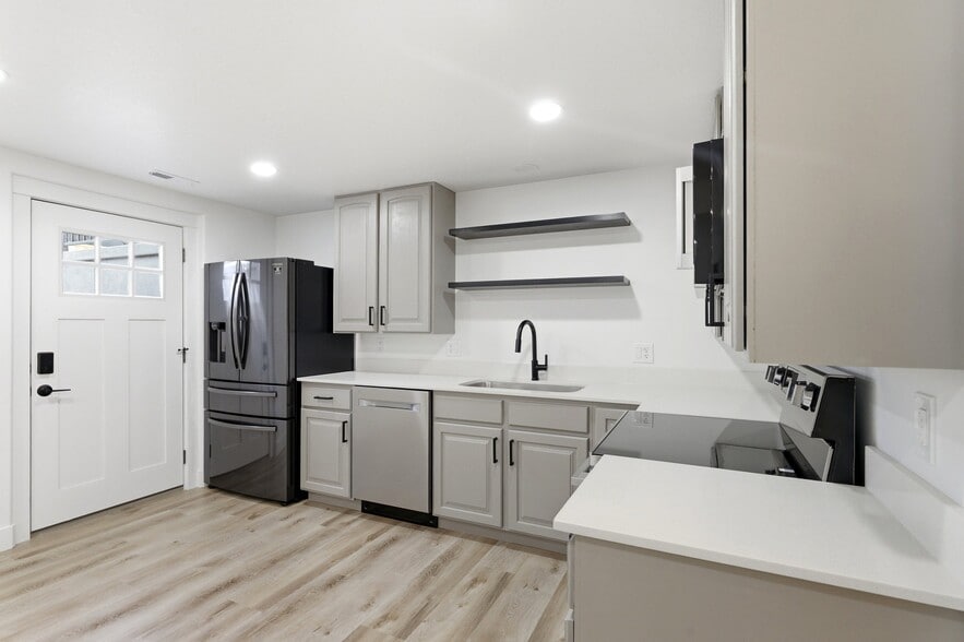 Building Photo - 2432 W Santa Fe Dr