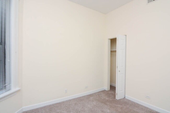 Building Photo - 2134 W Concord Pl