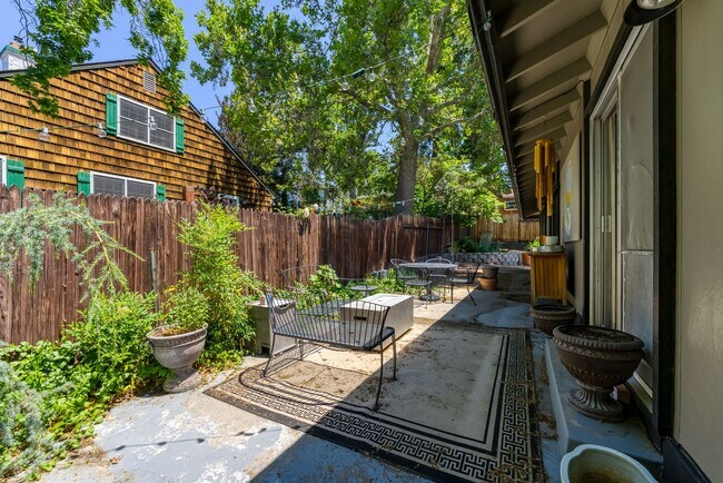 Building Photo - Renovated Mid Century Modern Home in the D...