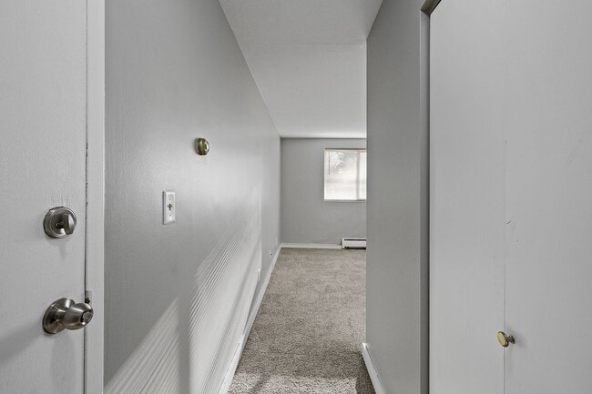 Building Photo - Spacious 1/BR/1 Bath Available Now!