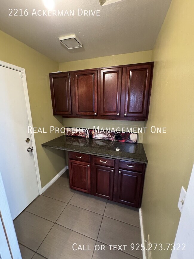 Building Photo - 2216 Ackerman Dr