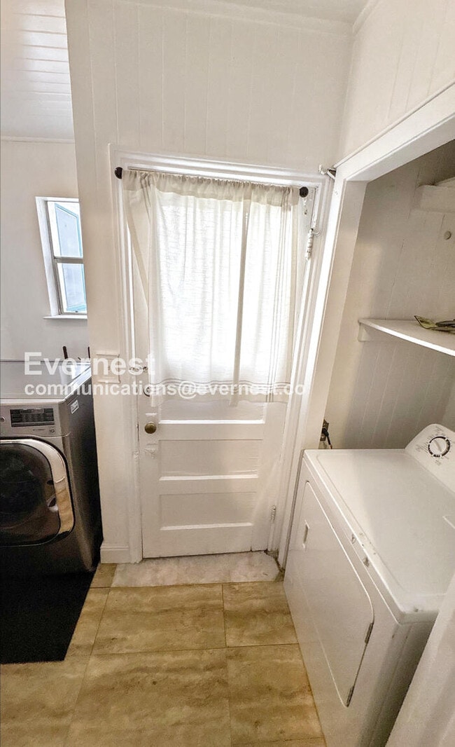 Building Photo - 605 E Santa Inez Ave