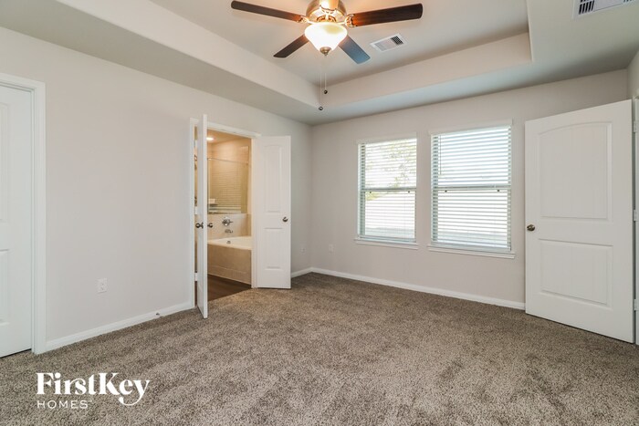 Building Photo - 14725 Country Club Dr
