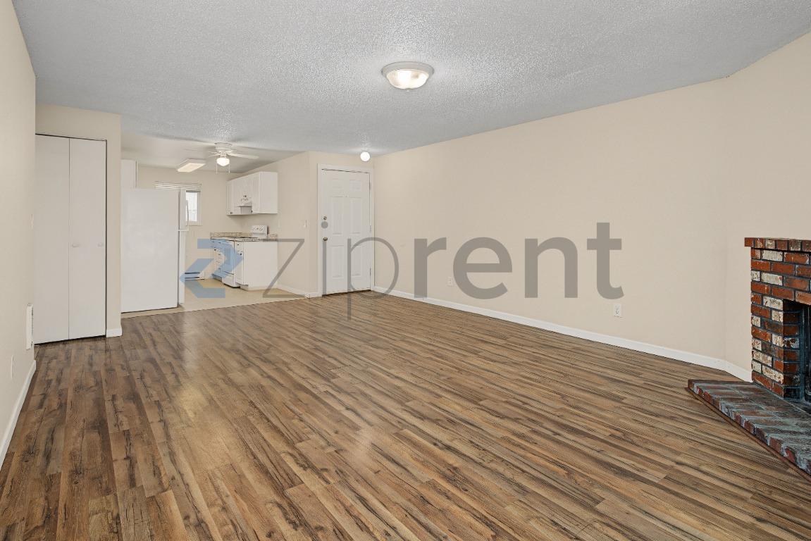 Building Photo - Unit D
