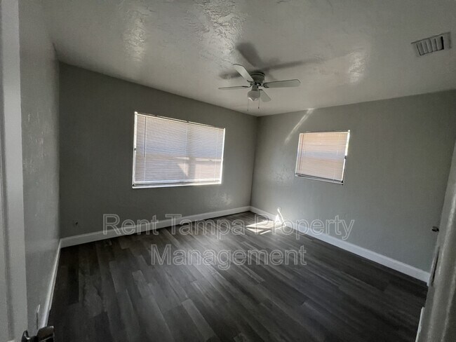 Building Photo - 1026 1/2 19th St S Apt A