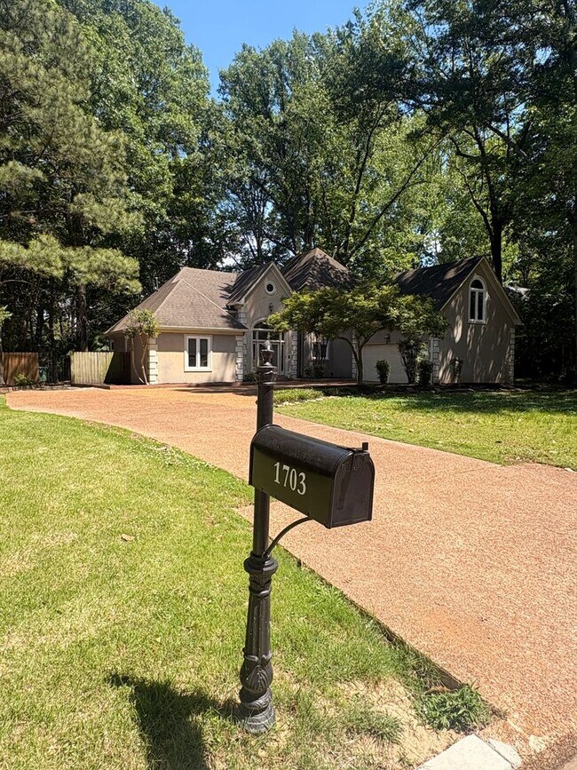 Building Photo - Newly Painted Germantown Home Minutes Away From Thornwood Market Row. Pets Are Welcome With Owner...