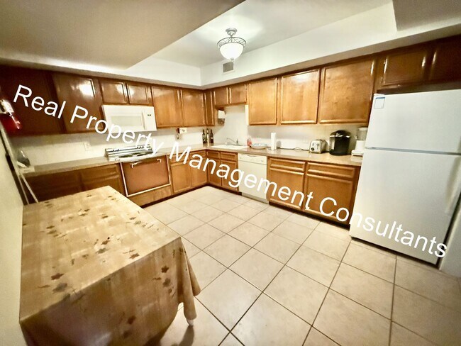 Building Photo - Beautiful Condo on the Plaza with City Vie...