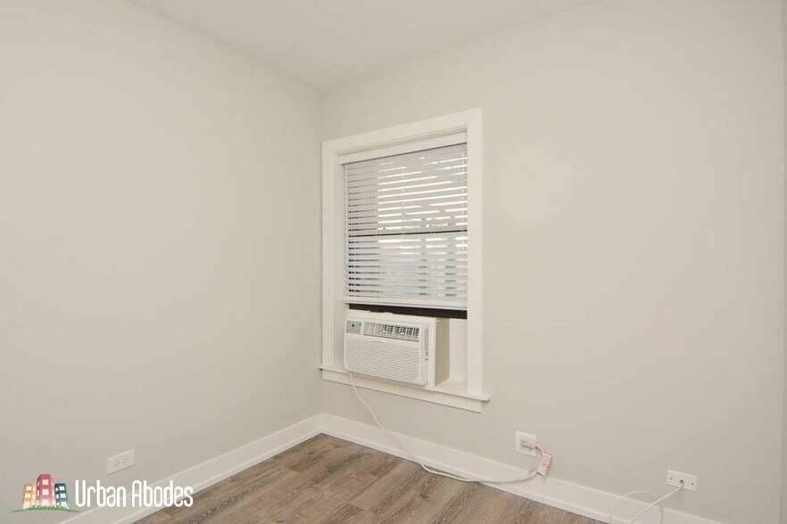 Building Photo - 709 W Brompton Ave