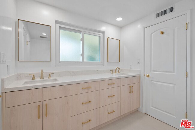 Building Photo - 4159 Regal Oak Dr