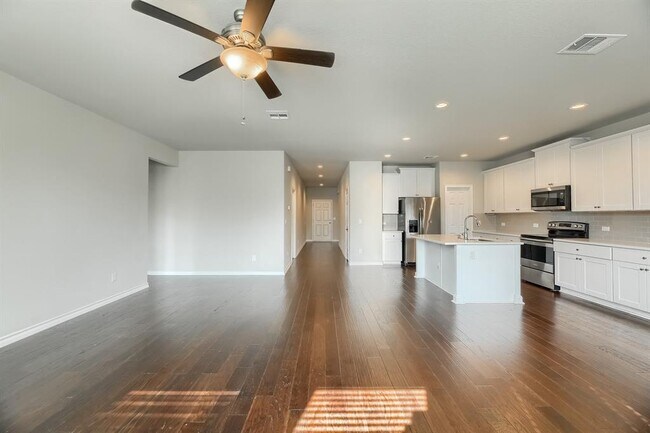 Building Photo - 108 Flexus Ln