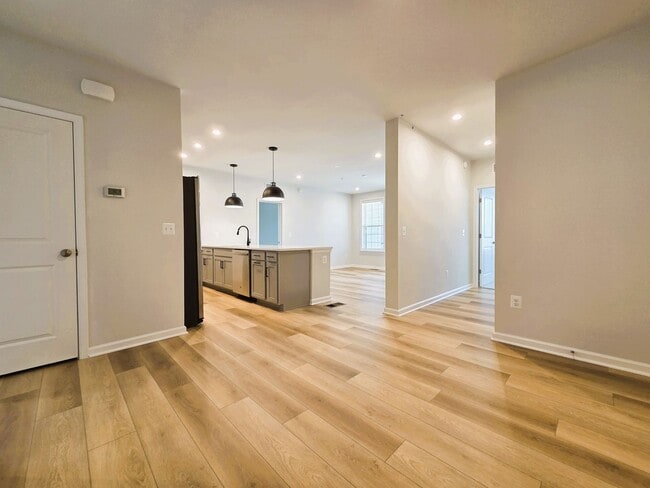 Building Photo - Newer ground level condo in Coalfield Station located in highly desireable Midlothian.