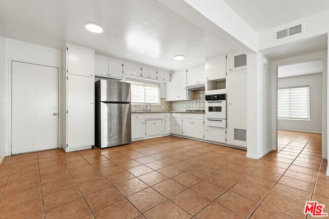 Primary Photo - 469 W 19th St