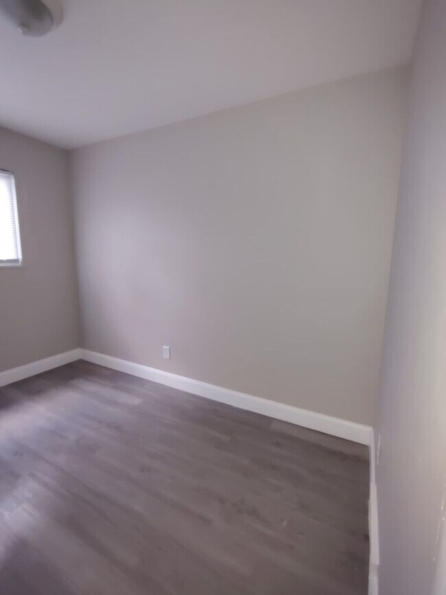 Building Photo - Cute 3 Bedroom Ready for you