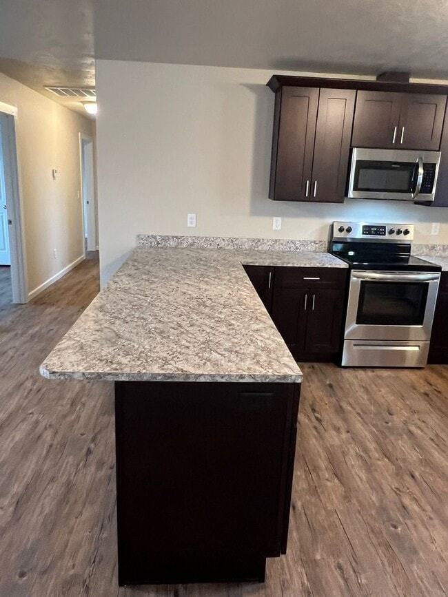 Building Photo - 3 Bedroom Charming Duplex