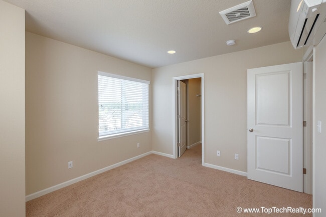 Building Photo - Outstanding 3 BD* 2.5 BA* + Office/den Townhome in Abbey Creek **In front of community Park** Pet...