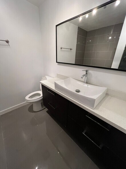 Building Photo - 358 S Gramercy Pl