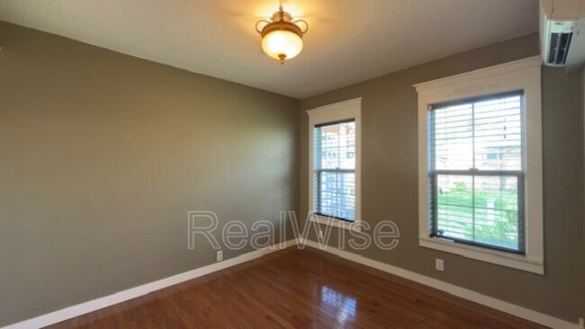 Building Photo - 501 NE Broadway St