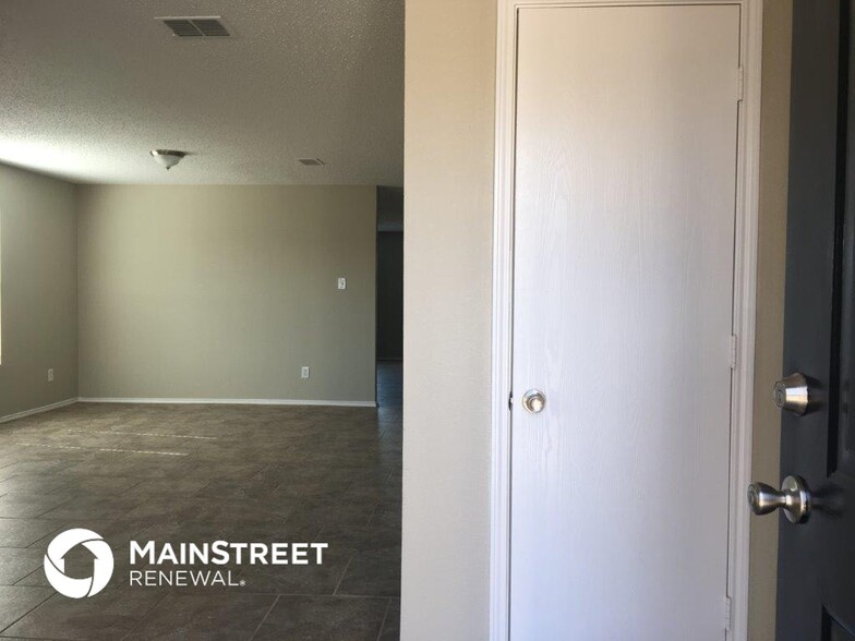 Building Photo - 3563 Saguaro Dr