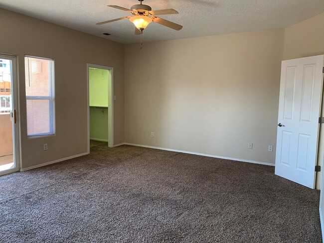 Building Photo - 3 bd / 2.5 bth / 2 car garage near UNM, CN...