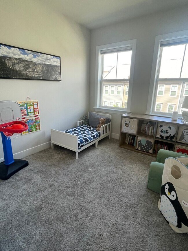 Building Photo - FOUR LEVEL TOWNHOUSE IN DOWNTOWN CROWN, 2 ...