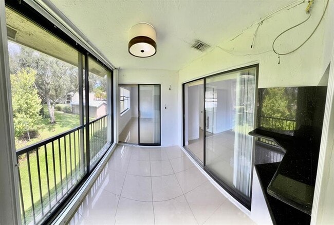 Building Photo - 9657 Riverside Dr