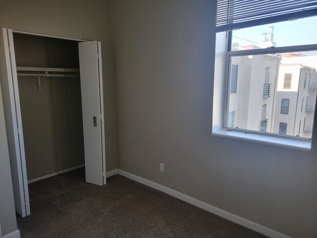 Building Photo - Charming 1 BR/1 BA Top Floor Condo Unit in...