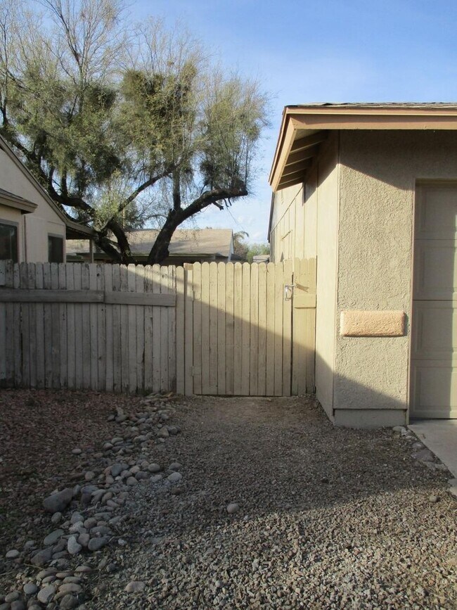 Building Photo - 2 Bedroom, 2 Bath