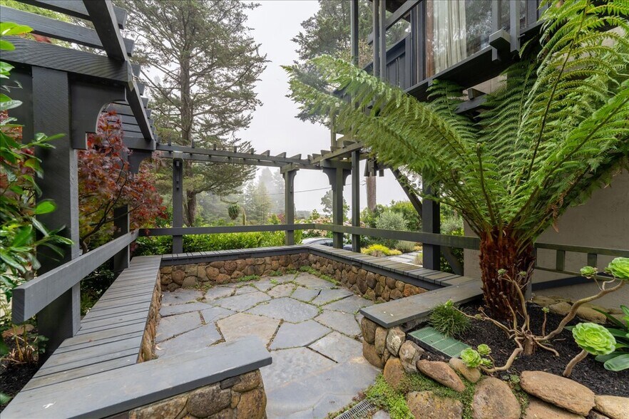 Building Photo - 473 Panoramic Hwy