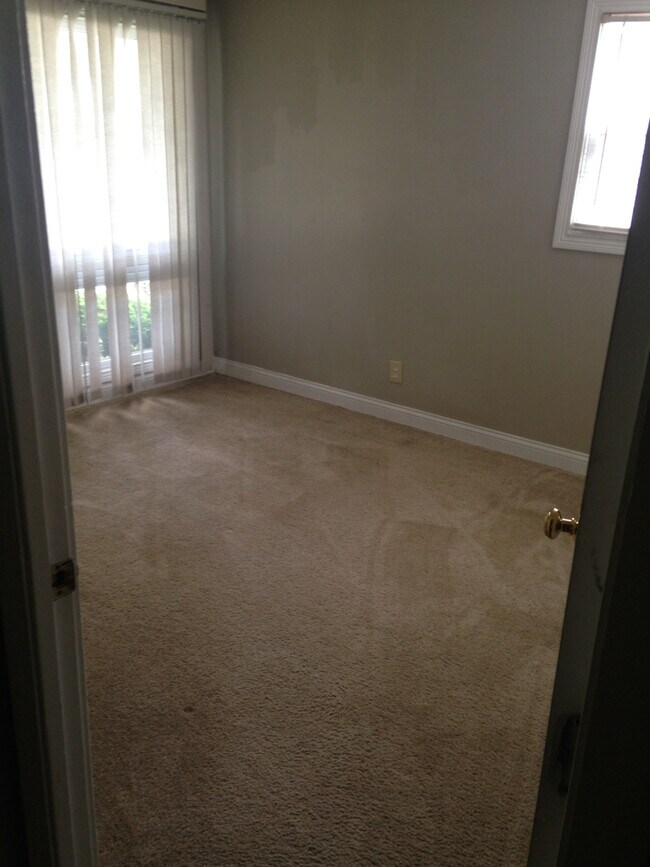 Building Photo - Large 4 Bed, 2 Bath Home