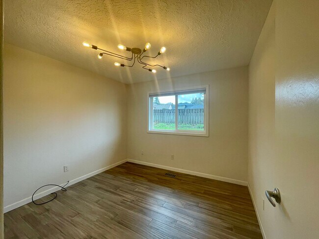 Building Photo - Beautiful 3 Bed 2 Bath House in Happy Valley!! A/C, Additional Living Area, Great for Entertaining!!