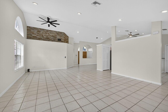 Building Photo - 12865 Meadowbend Dr