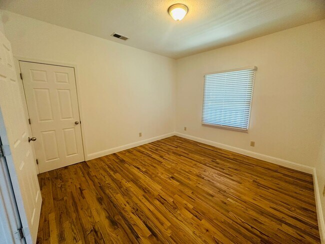 Building Photo - Come View This Perfect 2 Bedroom 1 Bath Located In the Heart of Downtown!!