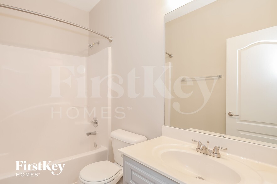 Building Photo - 2570 Serenity St