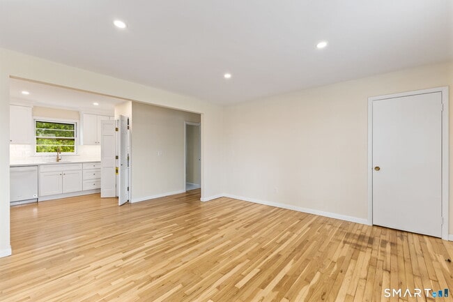 Building Photo - 17 Artic St