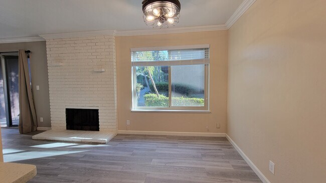Building Photo - 100 E Middlefield Rd