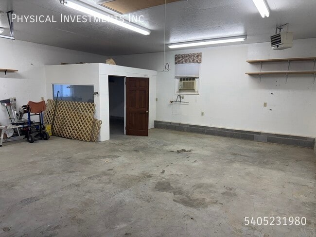 Building Photo - 227 Maplelawn Ave NE