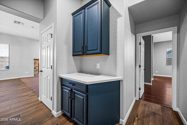 Building Photo - 4231 E Marshall Ave