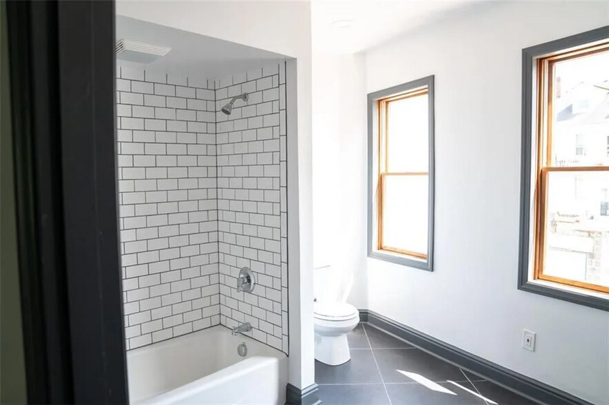 Shower/tub - 1120 Brabec St
