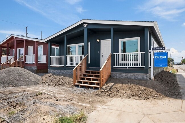 Building Photo - Brand New University District Home - Conve...
