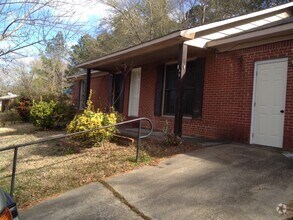 Building Photo - **AVAILABLE NOW**3 Bedroom / 2 Bathroom Ho...